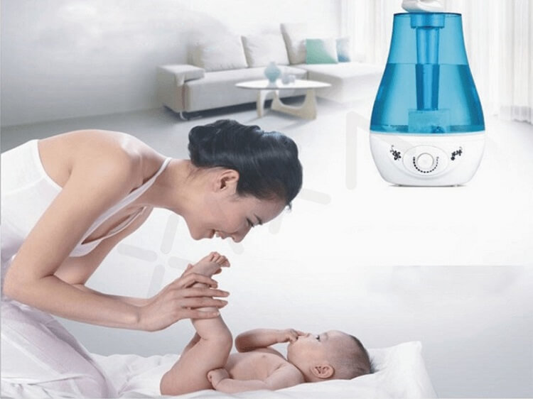Đặt máy tạo độ ẩm trong phòng hoặc nơi bé vui chơi để giúp làm sạch đường thở của trẻ