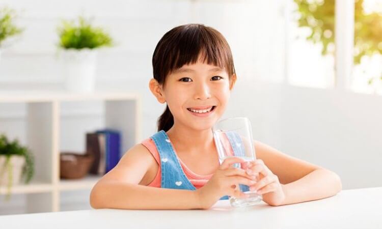 Bổ sung nước để làm sạch đường thở ngăn ngừa bệnh về hô hấp hiệu quả ở trẻ